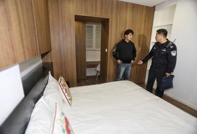 上海警方連夜清查臨時住宿服務場所現場直擊 隱患零容忍，嚴守安全底線